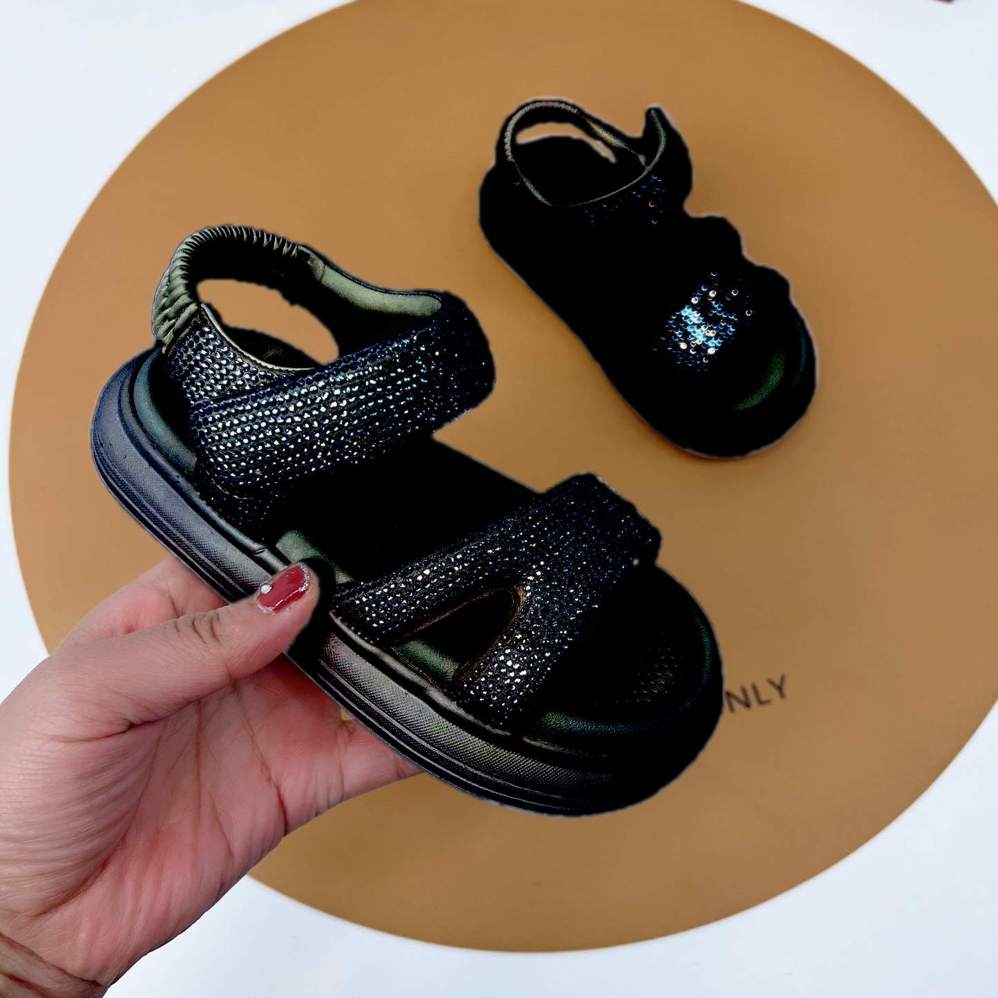 Sandales pour filles à la mode, élégantes et confortables.