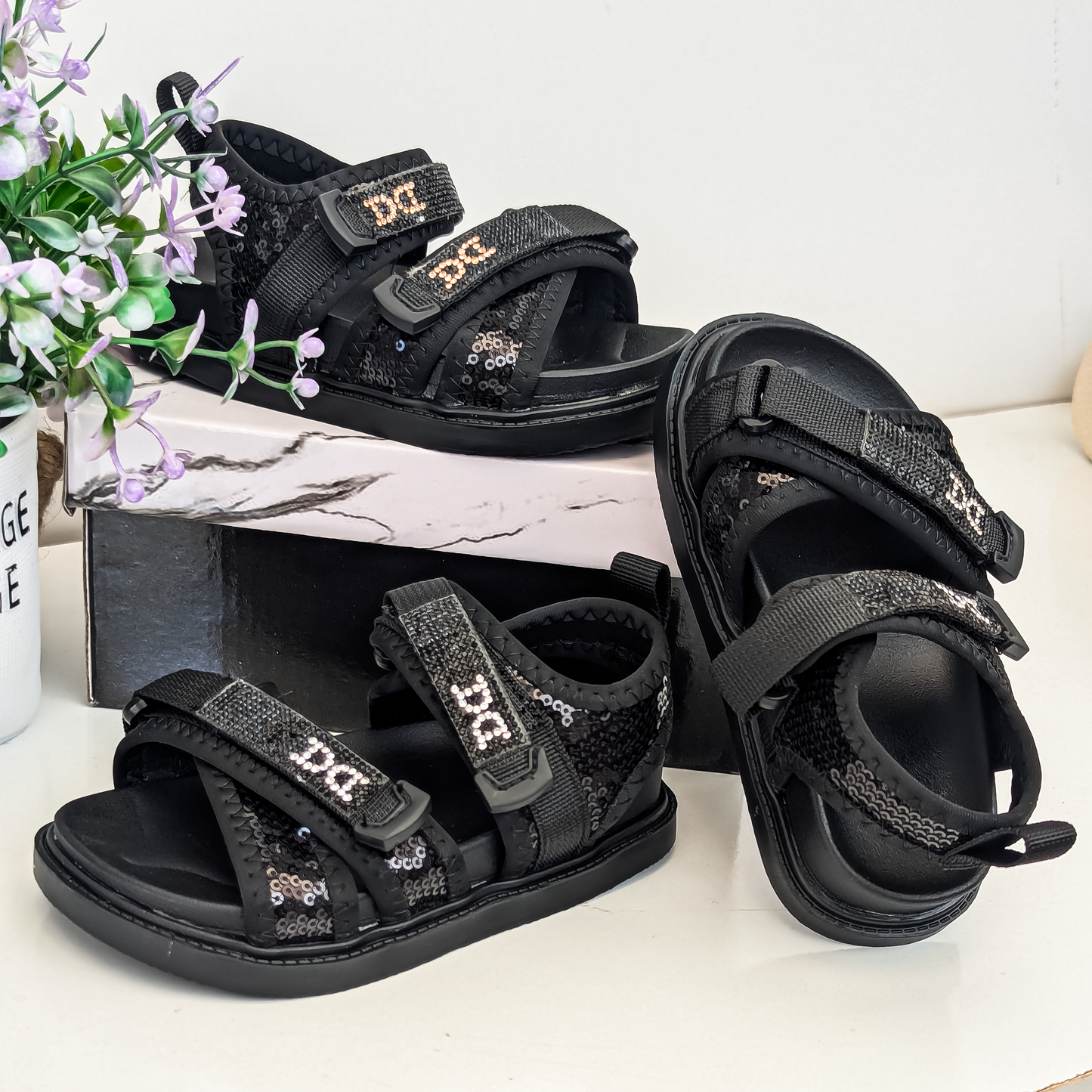 Sandales d'été scintillantes pour filles – Confortables, élégantes et faciles à fermer grâce à un velcro