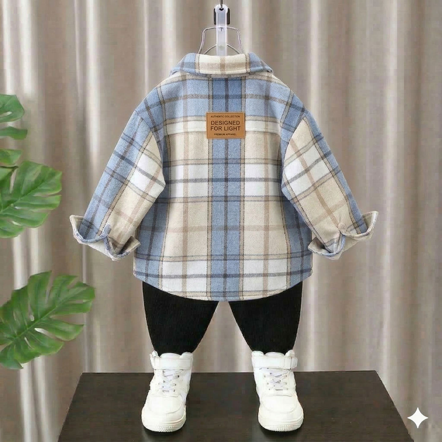 طقم ملابس للأولاد مكون من 3 قطع: قميص فلانيل كاروهات عصري، تيشيرت مطبوع عليه شعار SURFLO، وبنطال رياضي.