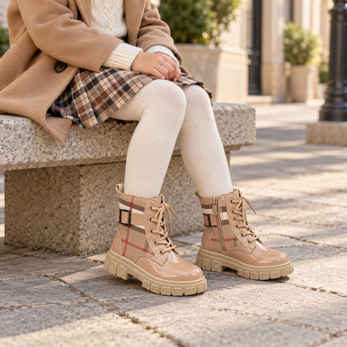 Bottines élégantes à carreaux pour fille avec fini brillant, laçage sur le devant, boucle décorative et semelle épaisse