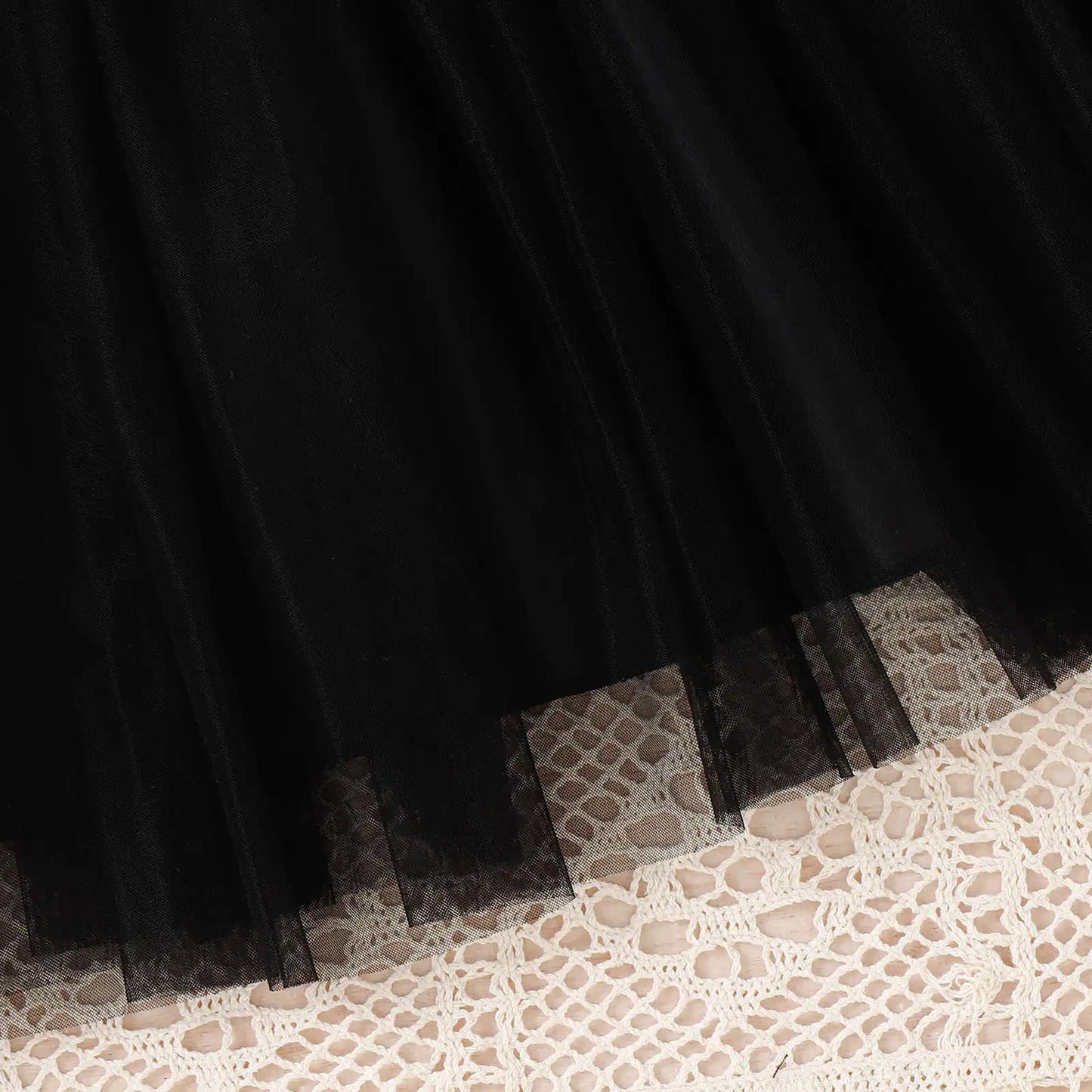 Chic printanier : robe noire sans manches avec manteau à carreaux - Mode tout-petits 2024