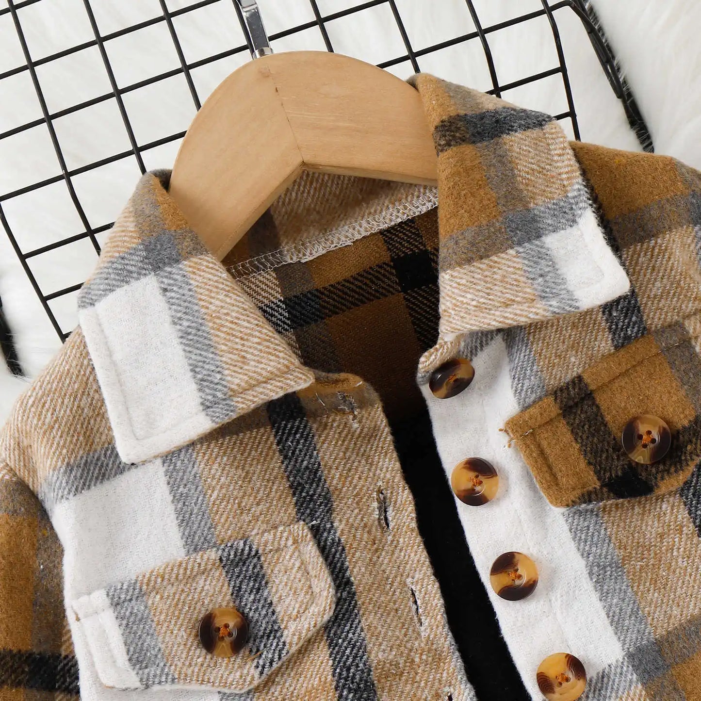 Chic printanier : robe noire sans manches avec manteau à carreaux - Mode tout-petits 2024