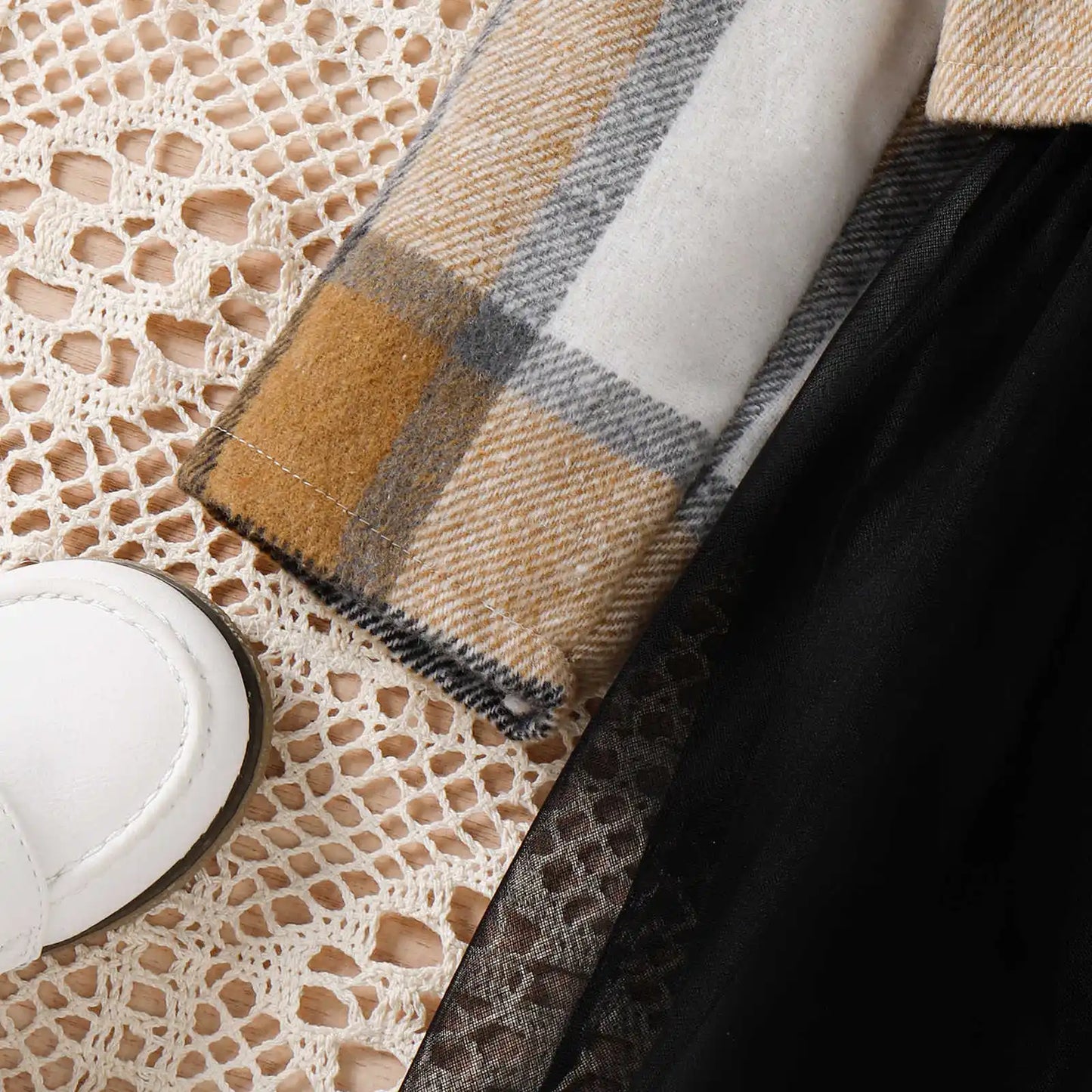 Chic printanier : robe noire sans manches avec manteau à carreaux - Mode tout-petits 2024
