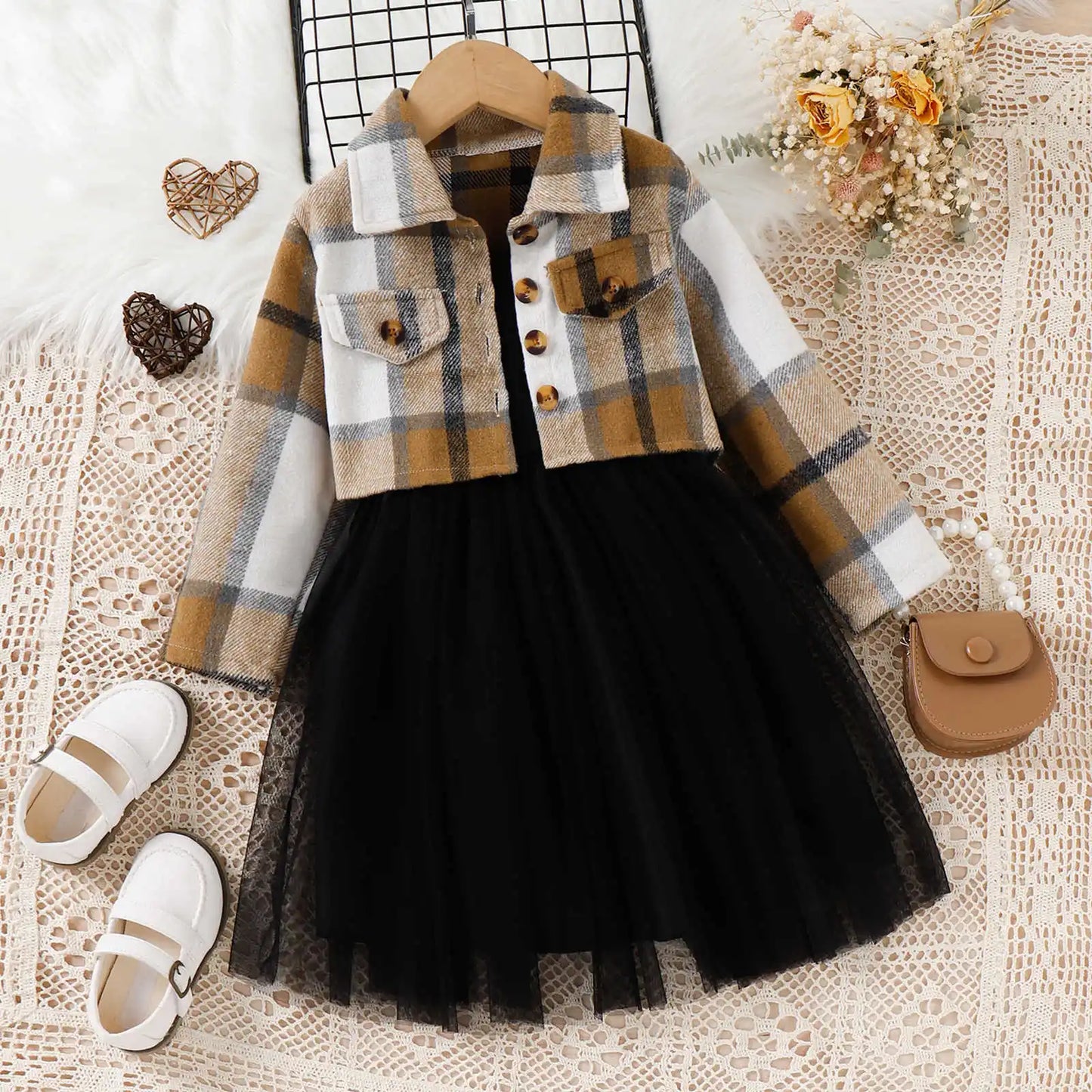 Chic printanier : robe noire sans manches avec manteau à carreaux - Mode tout-petits 2024