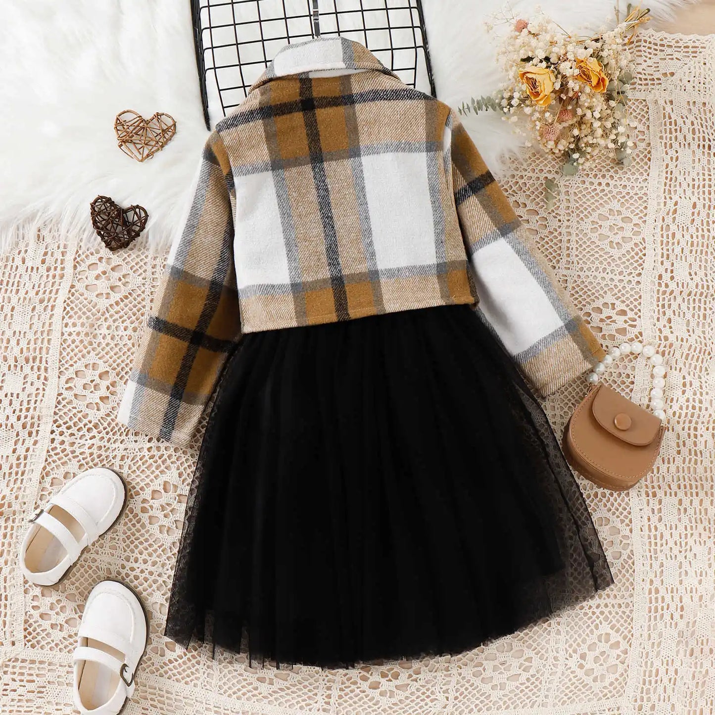 Chic printanier : robe noire sans manches avec manteau à carreaux - Mode tout-petits 2024