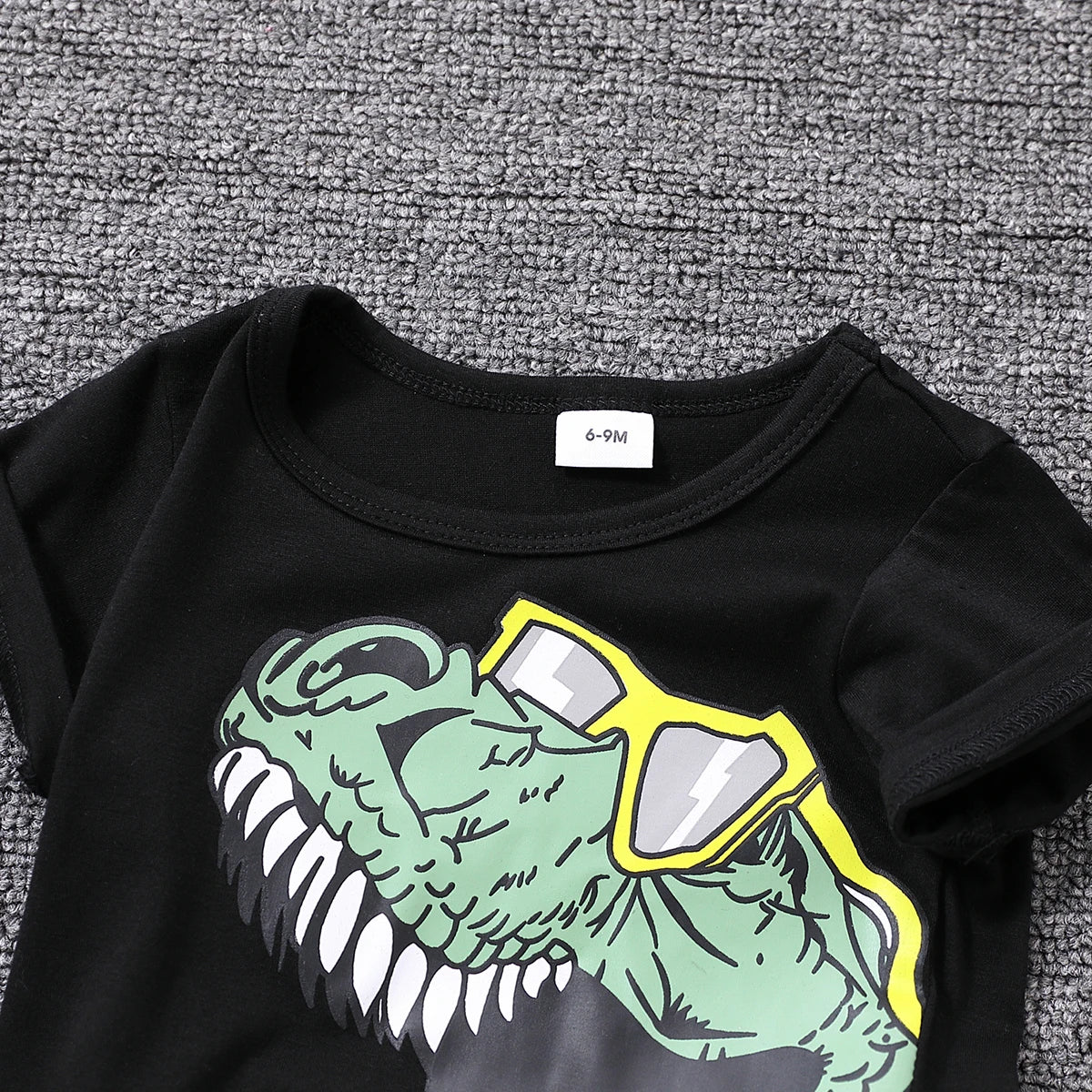 Ensemble 2 pièces pour bébé garçon avec lunettes et short cargo imprimé dinosaure,