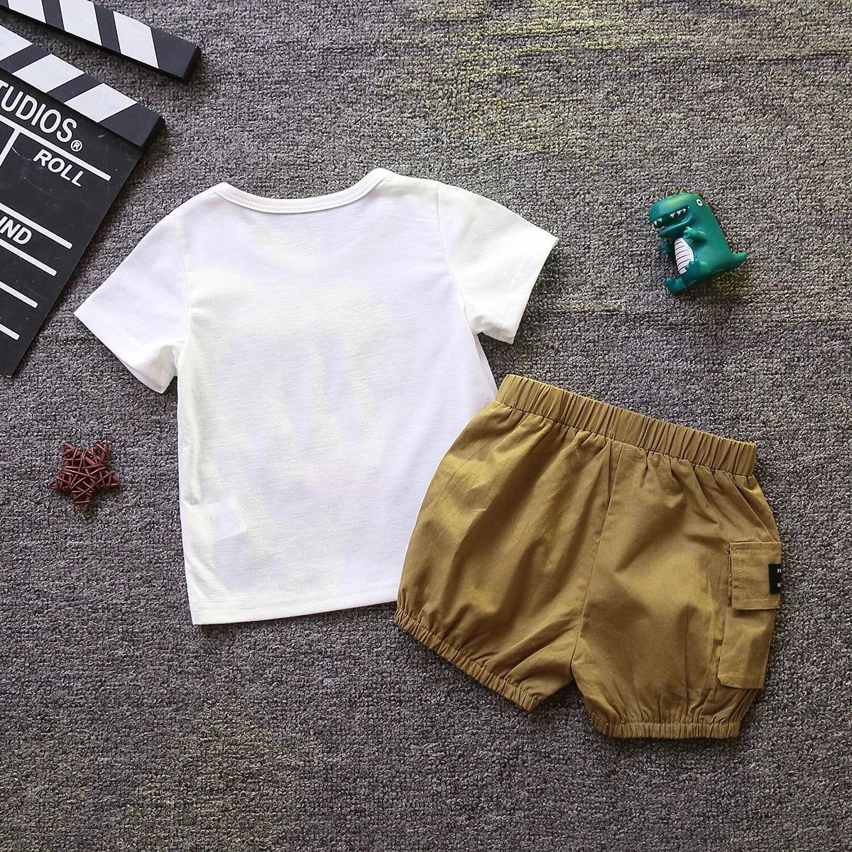 Ensemble 2 pièces pour bébé garçon avec lunettes et short cargo imprimé dinosaure,