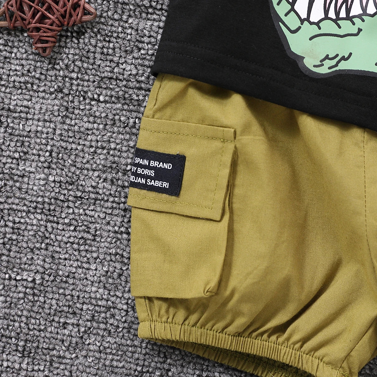 Ensemble 2 pièces pour bébé garçon avec lunettes et short cargo imprimé dinosaure,