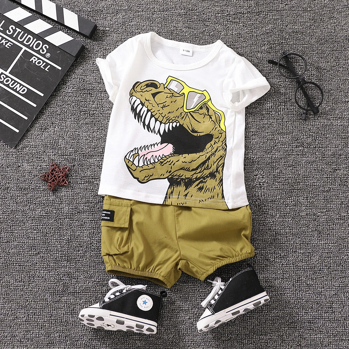 Ensemble 2 pièces pour bébé garçon avec lunettes et short cargo imprimé dinosaure,