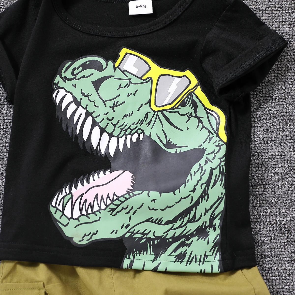Ensemble 2 pièces pour bébé garçon avec lunettes et short cargo imprimé dinosaure,