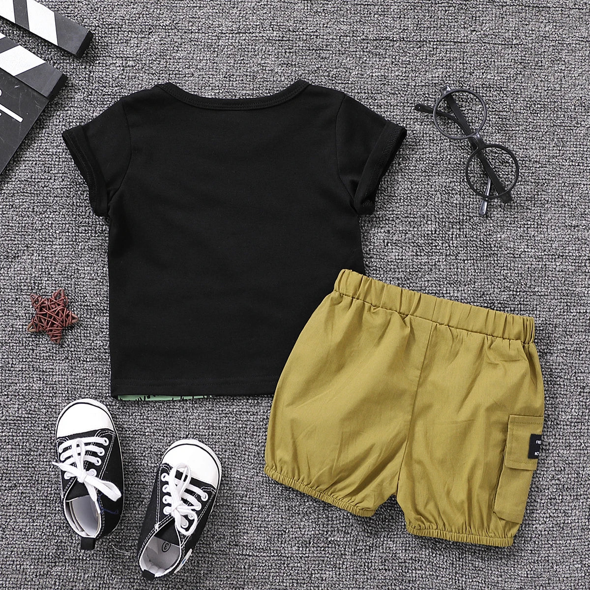 Ensemble 2 pièces pour bébé garçon avec lunettes et short cargo imprimé dinosaure,