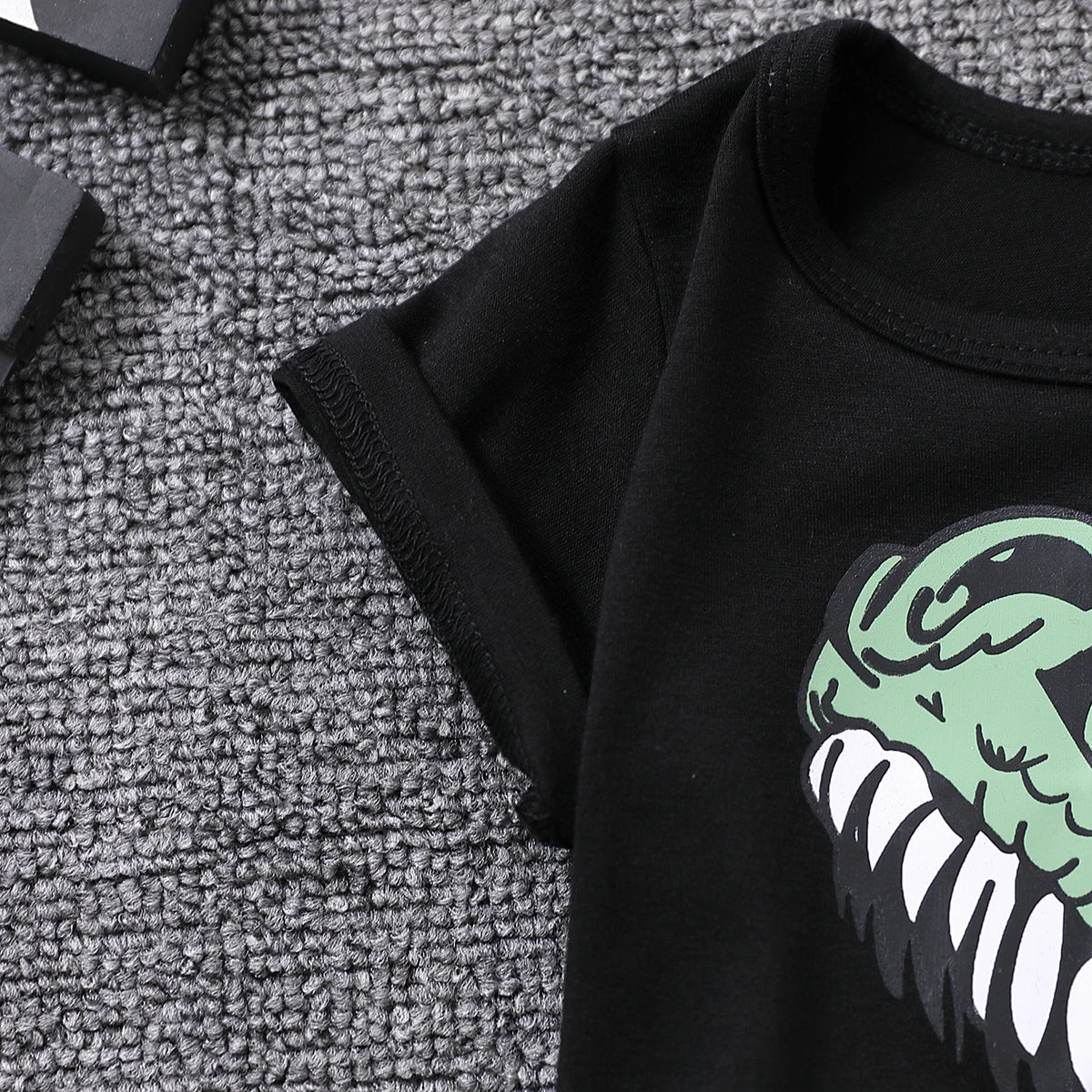 Ensemble 2 pièces pour bébé garçon avec lunettes et short cargo imprimé dinosaure,