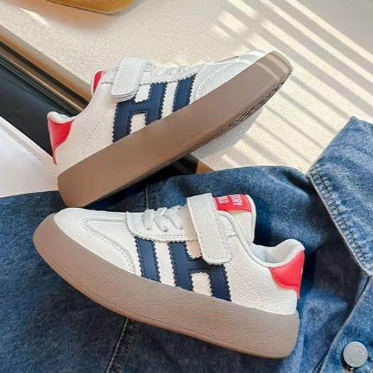 Stylish and comfortable unisex shoe, with great flexibility and a practical design with Velcro strap. - IRRAKIDS