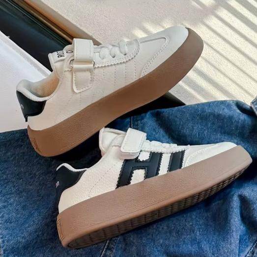 Stylish and comfortable unisex shoe, with great flexibility and a practical design with Velcro strap. - IRRAKIDS