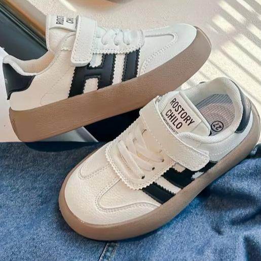 Stylish and comfortable unisex shoe, with great flexibility and a practical design with Velcro strap. - IRRAKIDS