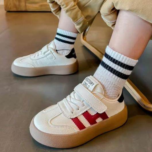 Stylish and comfortable unisex shoe, with great flexibility and a practical design with Velcro strap. - IRRAKIDS