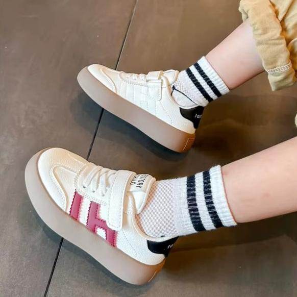 Stylish and comfortable unisex shoe, with great flexibility and a practical design with Velcro strap. - IRRAKIDS