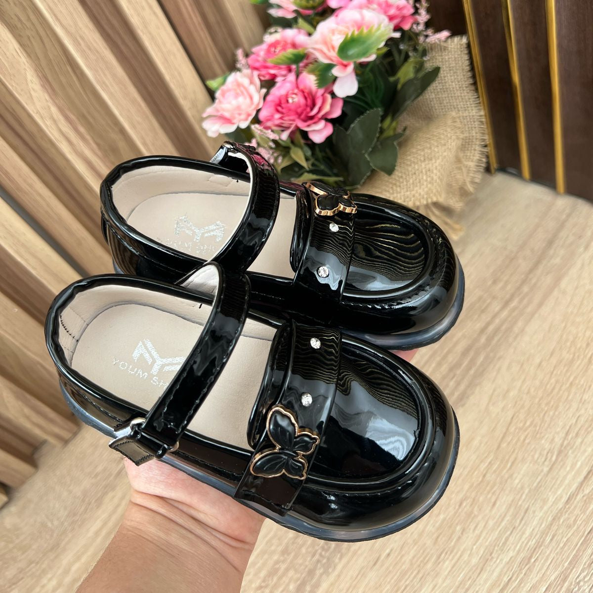 Girls' glitter shoes with butterfly buckle and LED lights - for a stylish and light-up look