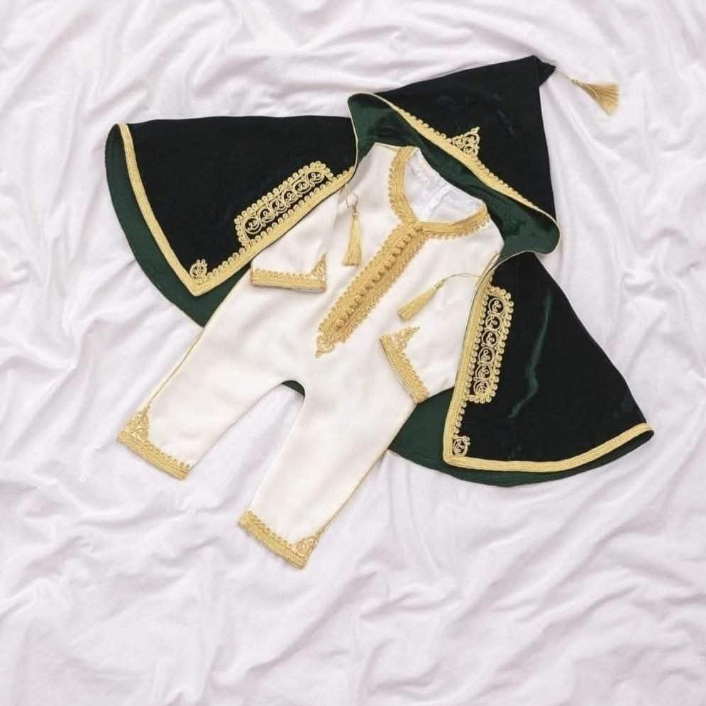 طقم ملابس تقليدي أنيق للأولاد الرضع مع عباءة مخملية - أبيض وأخضر زمردي