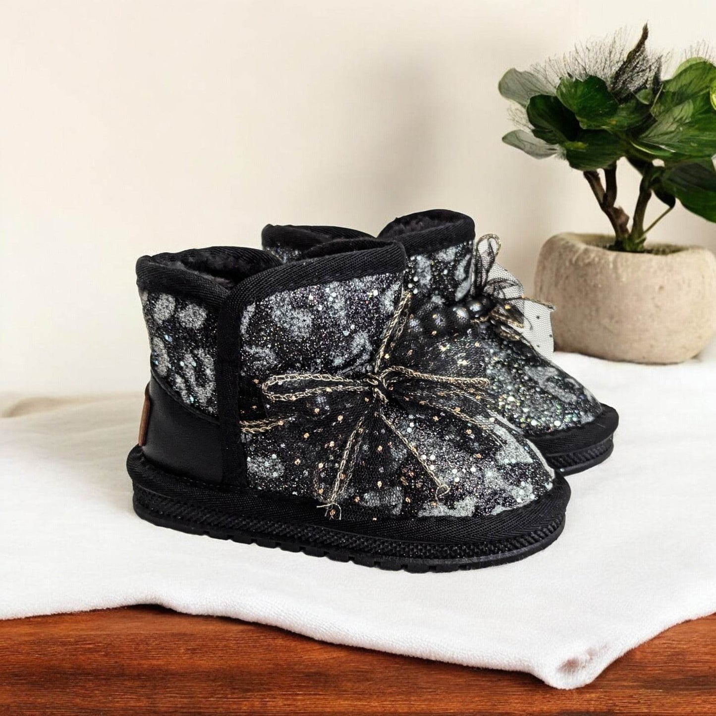 Elegant girls shoes with shiny pearl bow - IRRAKIDS