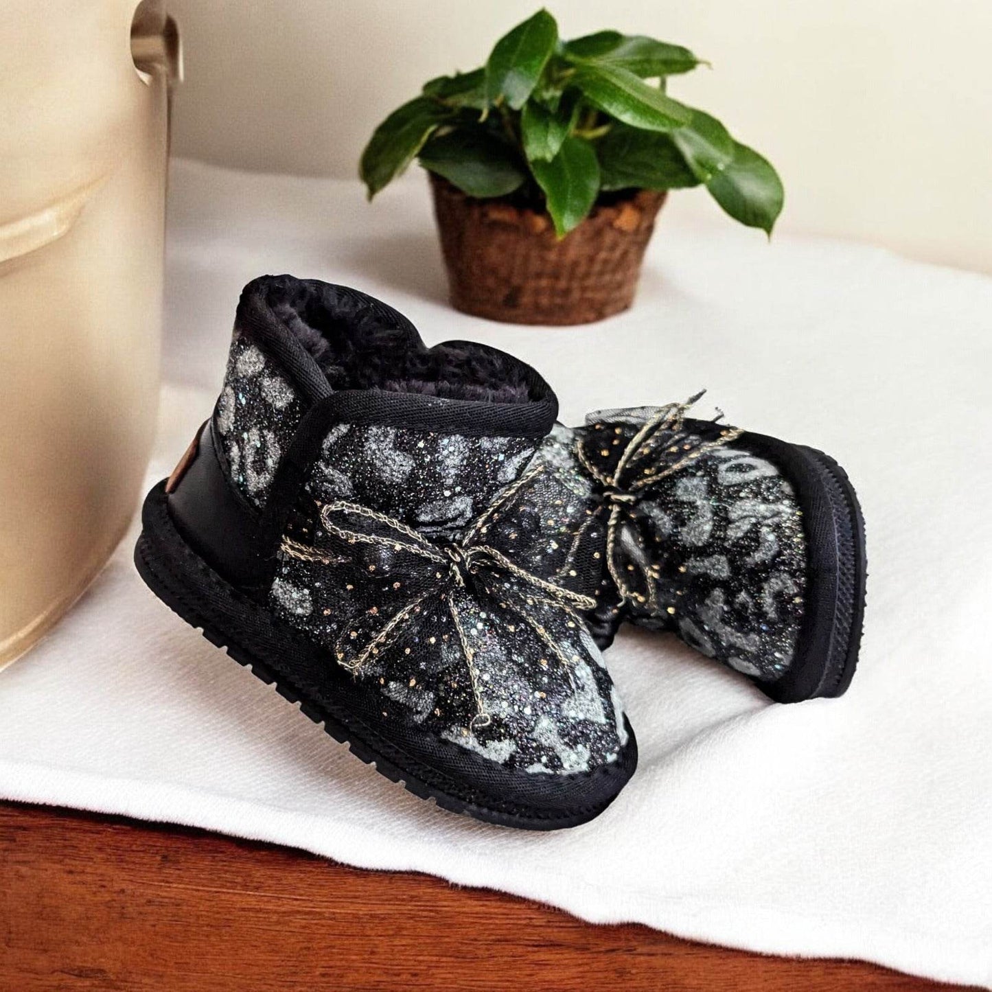 Elegant girls shoes with shiny pearl bow - IRRAKIDS