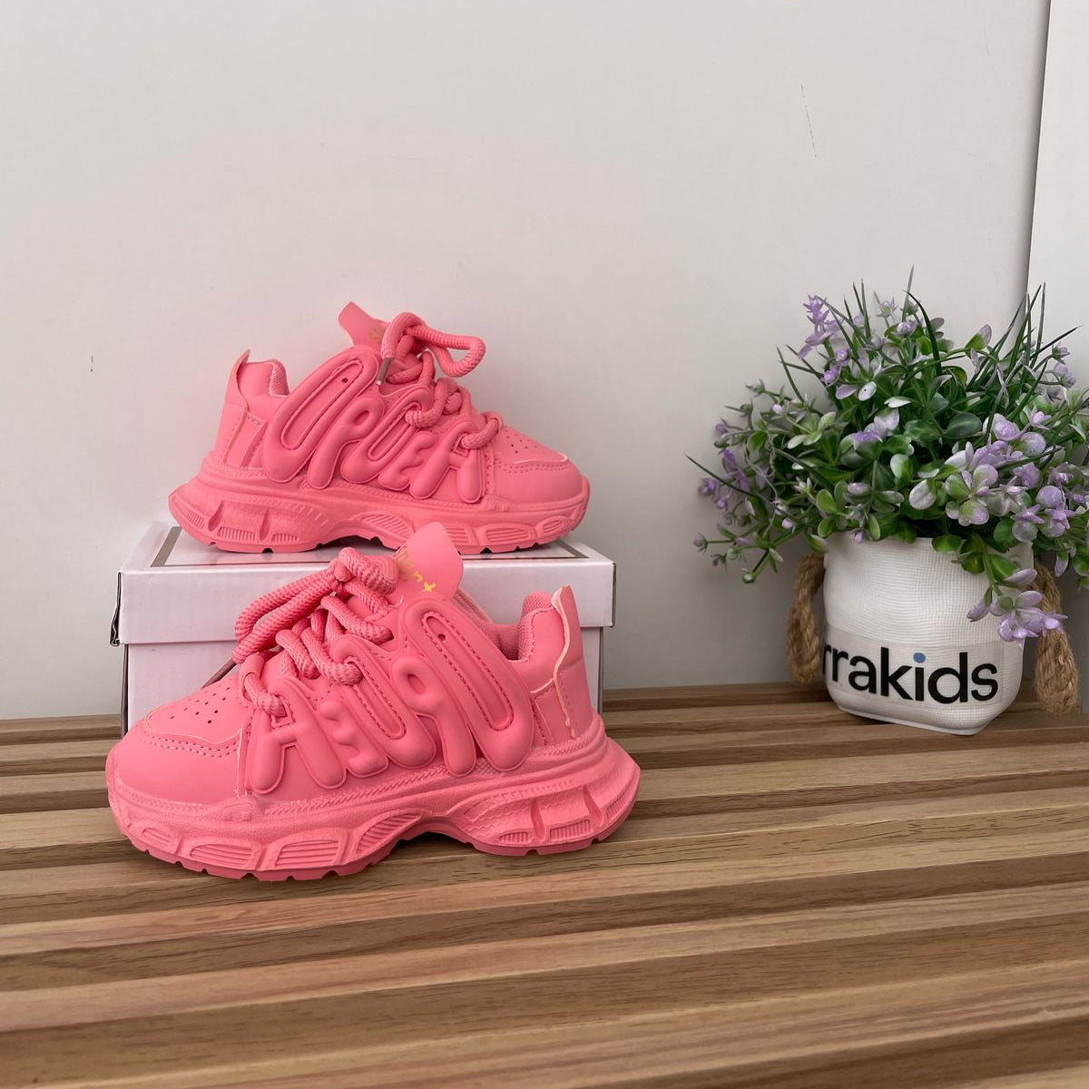 Stylish thick-soled sports shoes for children