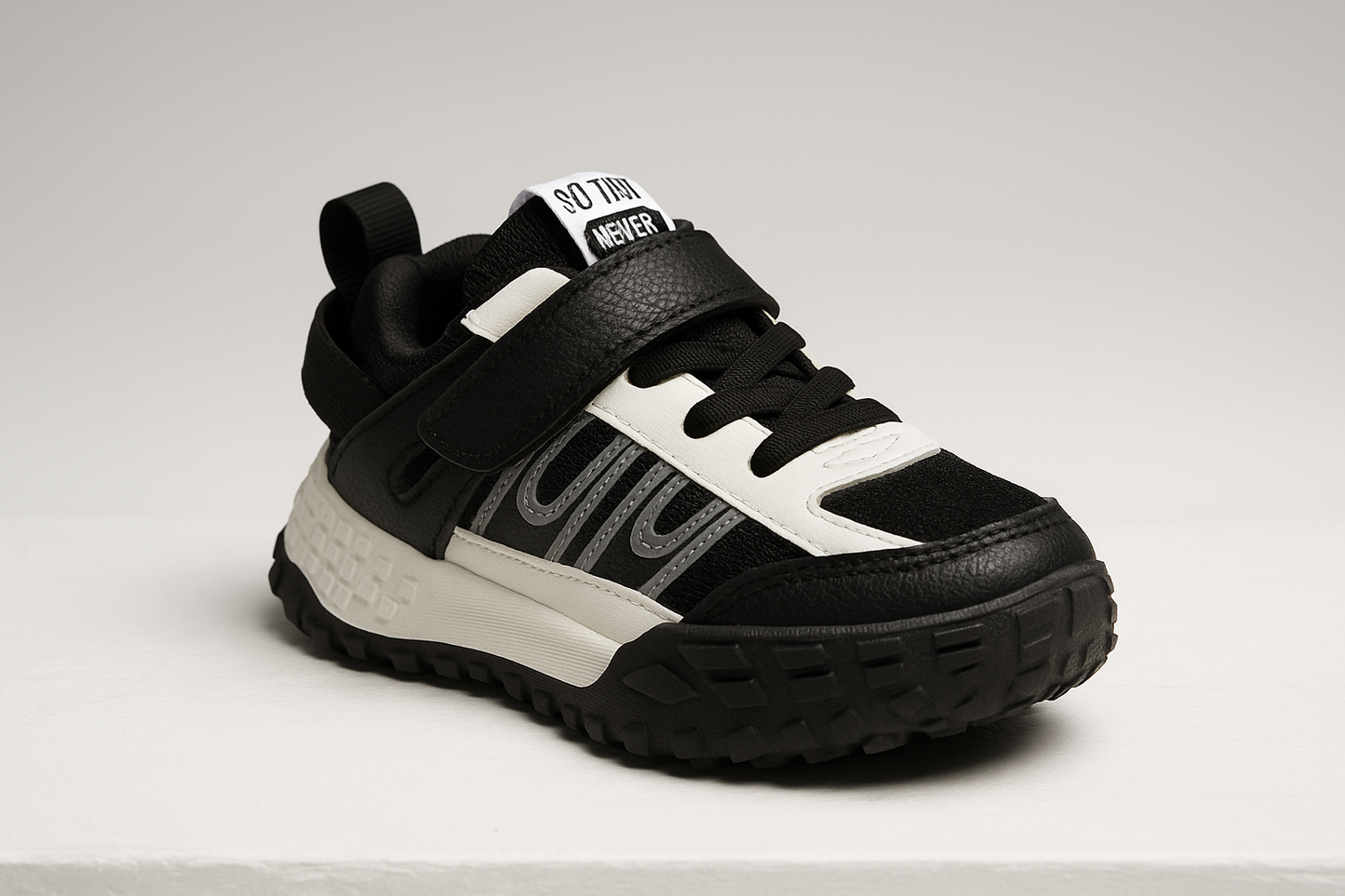 Step Up in Style – Durable & Trendy Sneakers for Kids!