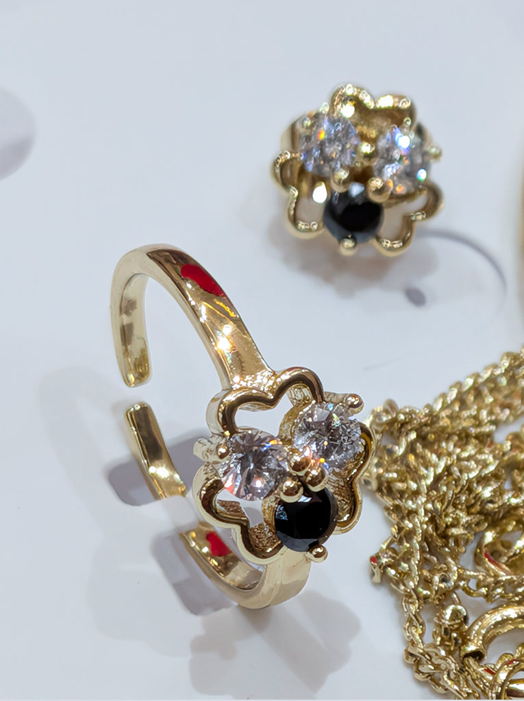 طقم مجوهرات ذهبي مقاوم للتاكل على شكل نفل رباعي الأوراق - لون يدوم طويلاً مضاد للاكسدة ياتي بأحجار زركونيا مكعبة سوداء وشفافة (مجموعة من 5 قطع)