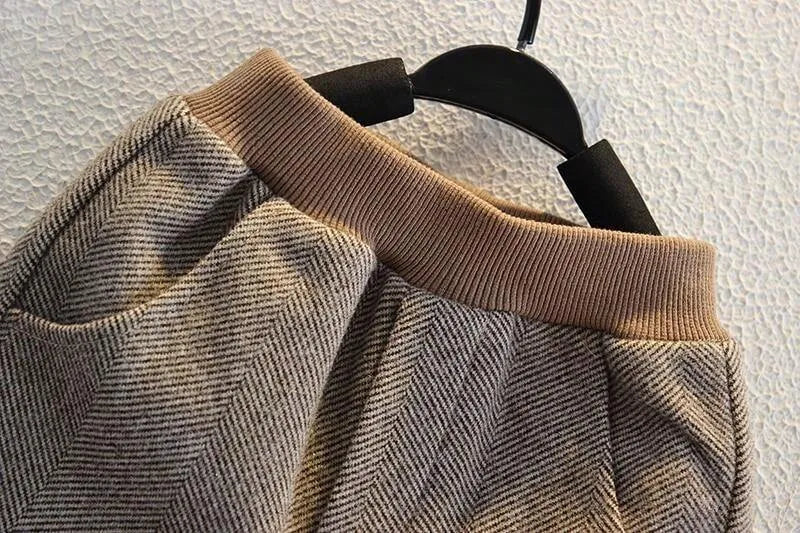 طقم من ثلاث قطع من معطف صوف وسترة وبنطال للأطفال الصغار