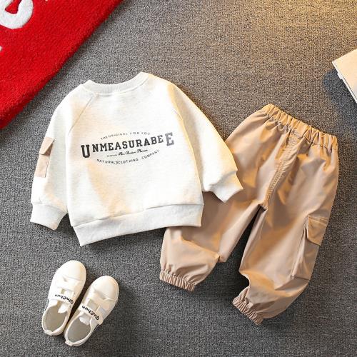 طقم أنيق للأولاد بطبعة أنيقة - راحة وأناقة لكل يوم!