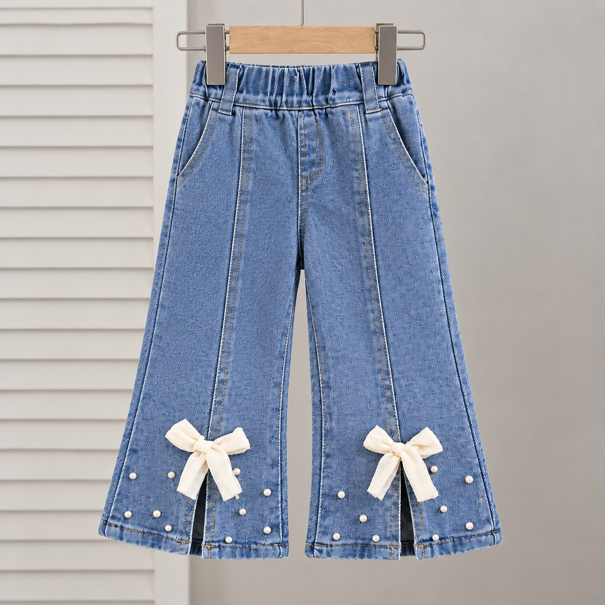 Tenue élégante pour fille avec une touche moderne - haut noir avec nœud papillon élégant et jean plissé attrayant