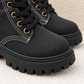Bottines à lacets pour enfant avec semelles crantées épaisses, surpiqûres décoratives et détails perlés sur le côté