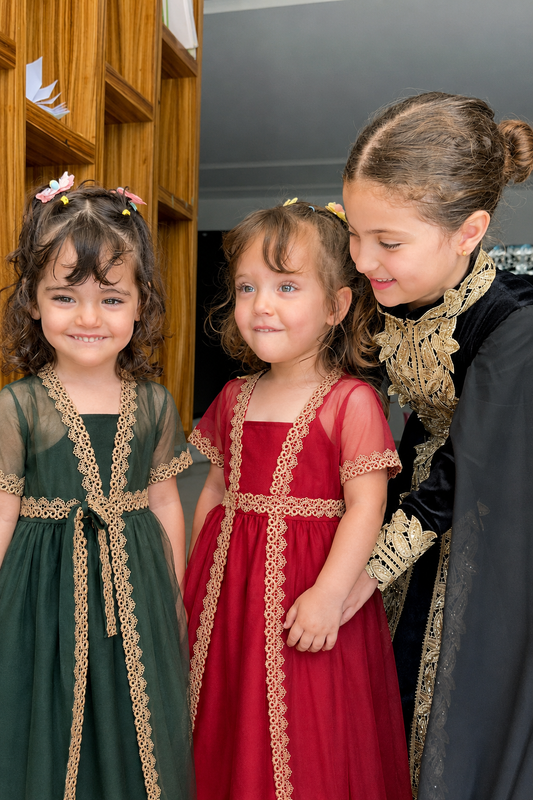 Lace Dreams : ensemble veste en maille et robe nuisette perspective d'une jeune fille