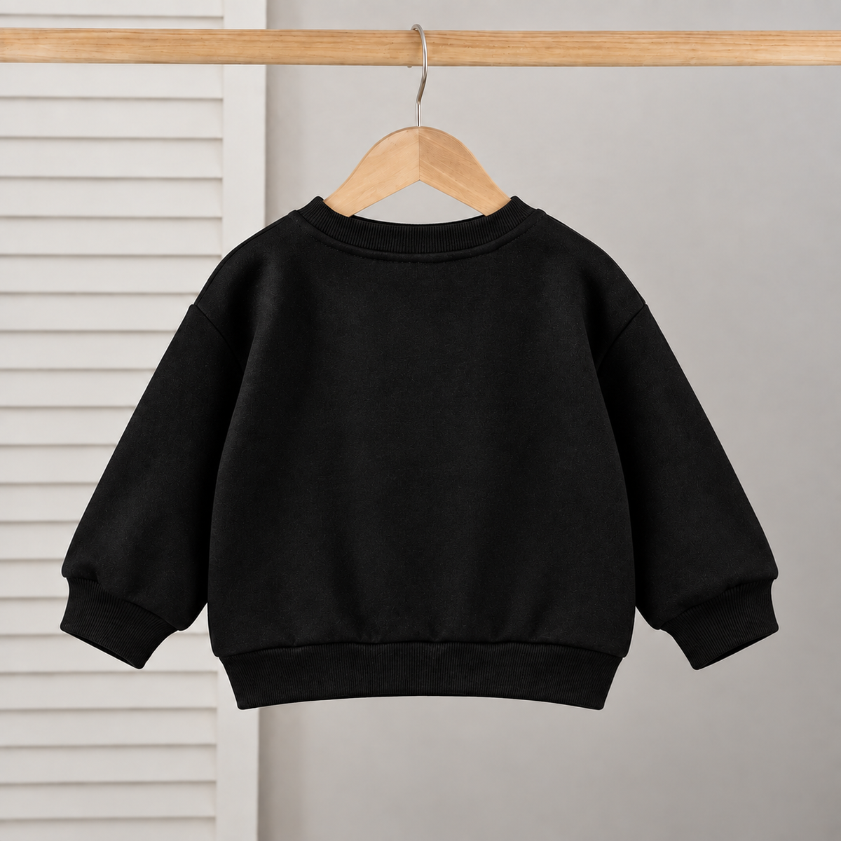Tenue élégante pour fille avec une touche moderne - haut noir avec nœud papillon élégant et jean plissé attrayant