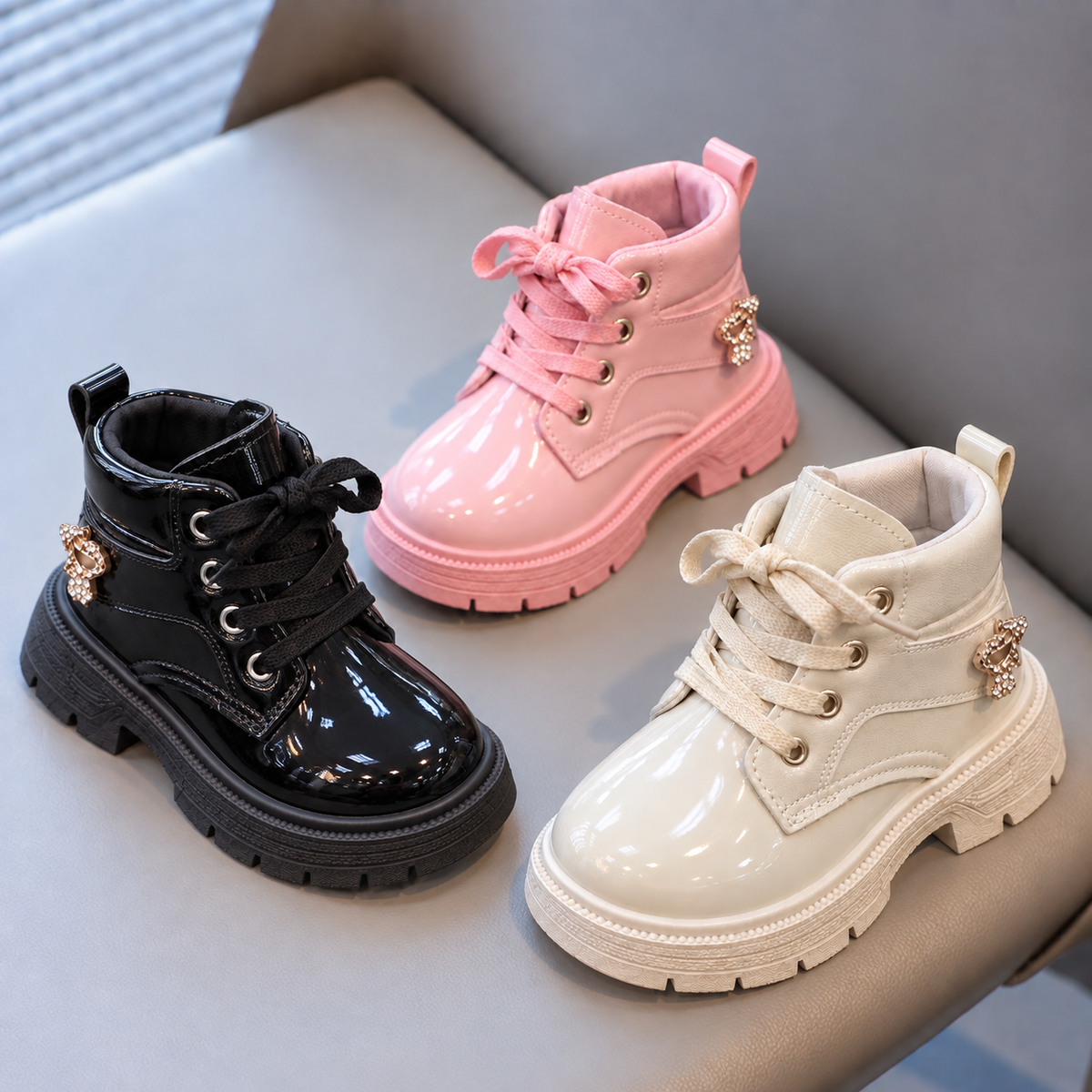 حذاء بناتي لامع برباط للكاحل – أنيق ومريح ومثالي للارتداء اليومي