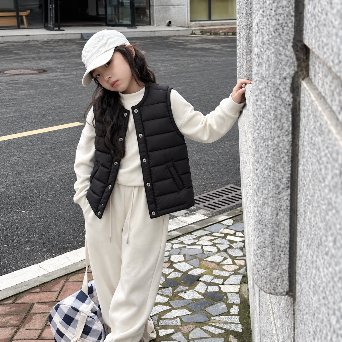 Gilet sans manches matelassé noir classique pour enfant – Une pièce polyvalente pour des tenues scolaires stylées, les aventures du week-end et les journées plus fraîches