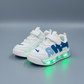 أحذية رياضية مضيئة للأطفال بتقنية LED بأربعة خيارات ألوان، مزودة بألواح شبكية تسمح بالتهوية، وأشرطة لاصقة، ونعال شفافة تتوهج أثناء المشي.
