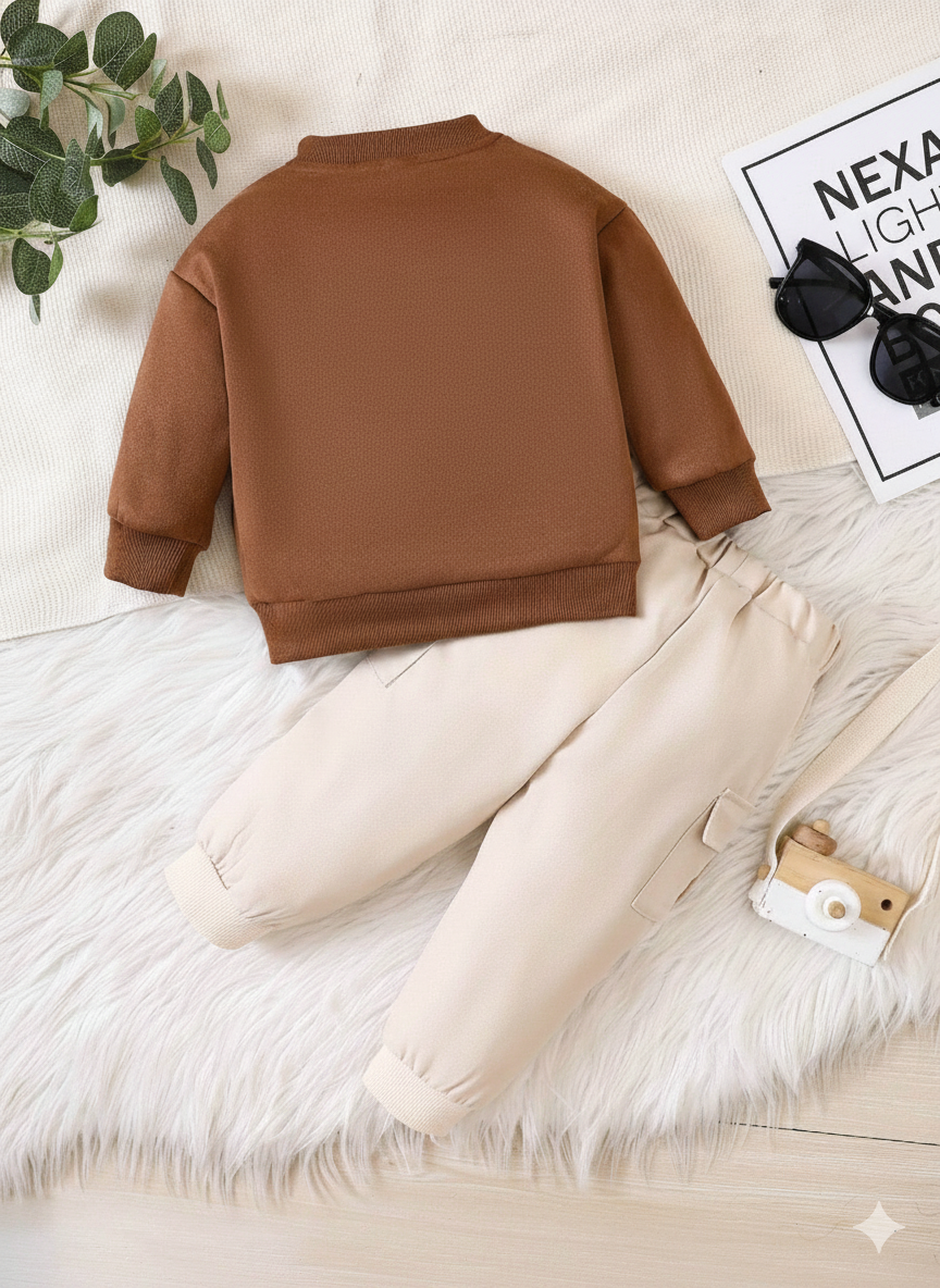 طقم جاكيت من توب السويد وبنطلون كارجو أنيق للأولاد الصغار – طقم مريح وعصري لجميع المواسم