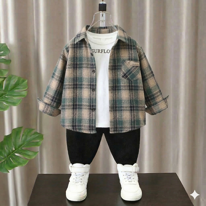 طقم ملابس للأولاد مكون من 3 قطع: قميص فلانيل كاروهات عصري، تيشيرت مطبوع عليه شعار SURFLO، وبنطال رياضي.