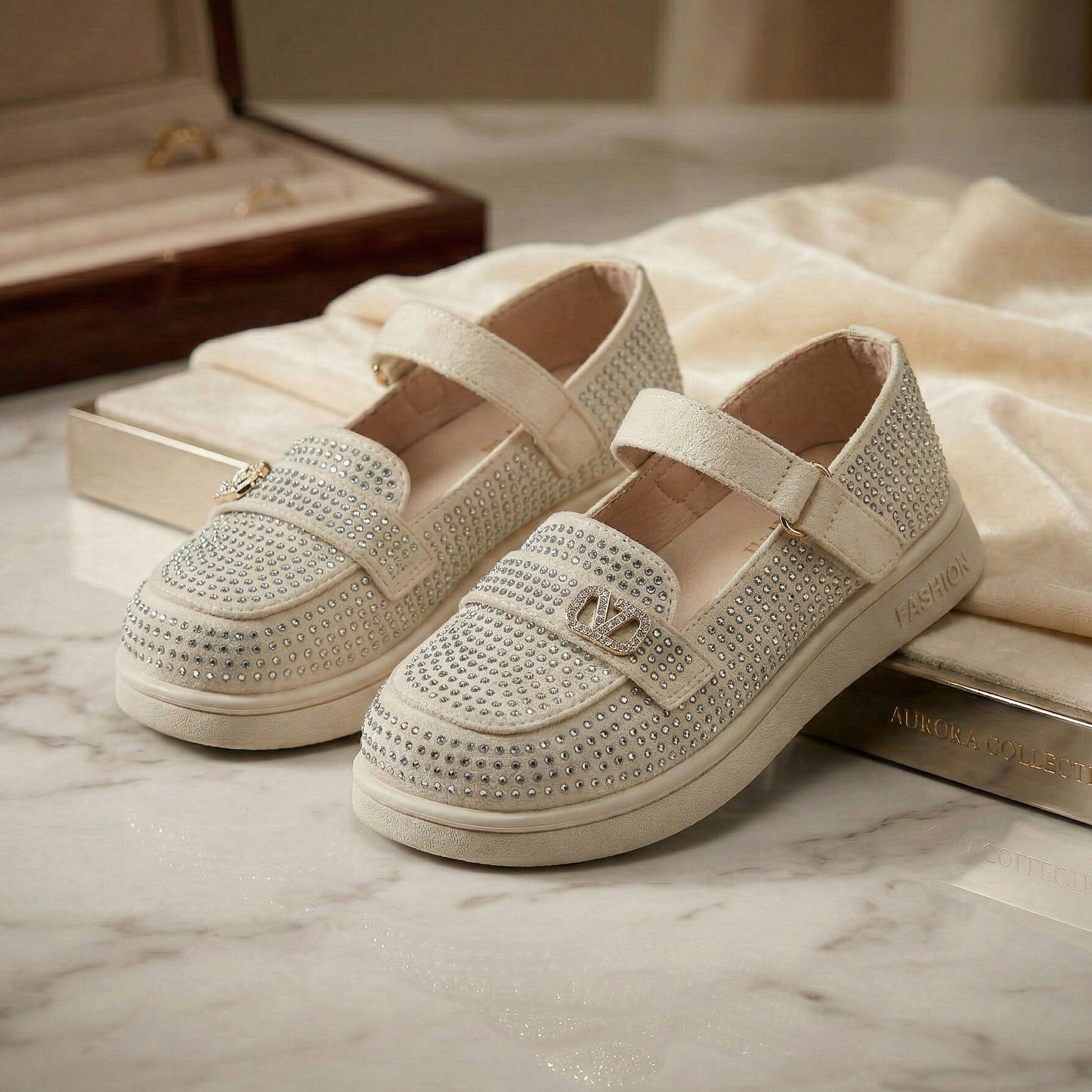 حذاء فاخر للبنات مزين بالكريستال - أناقة وراحة في كل خطوة!