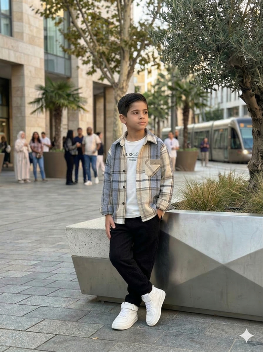 طقم ملابس للأولاد مكون من 3 قطع: قميص فلانيل كاروهات عصري، تيشيرت مطبوع عليه شعار SURFLO، وبنطال رياضي.