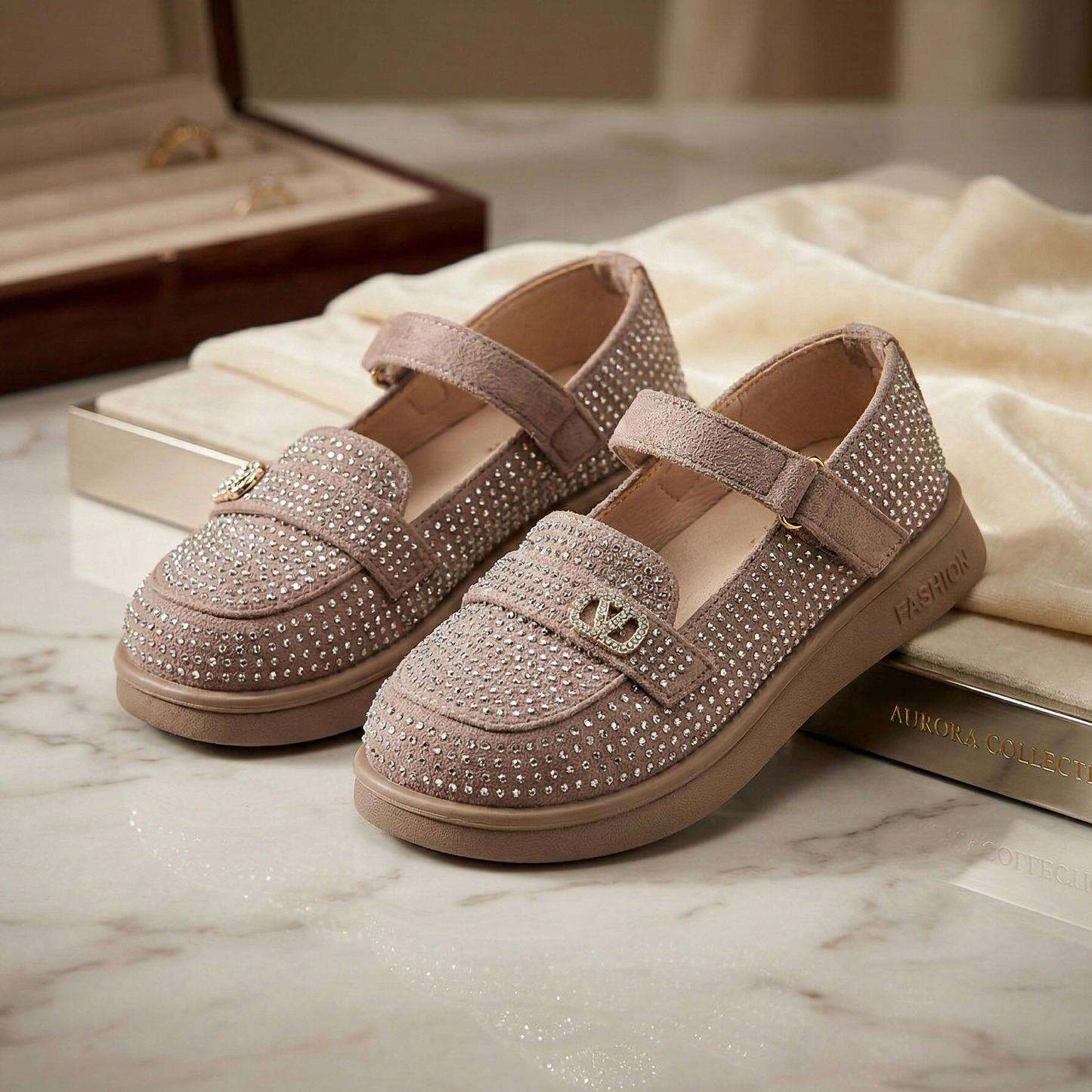 حذاء فاخر للبنات مزين بالكريستال - أناقة وراحة في كل خطوة!
