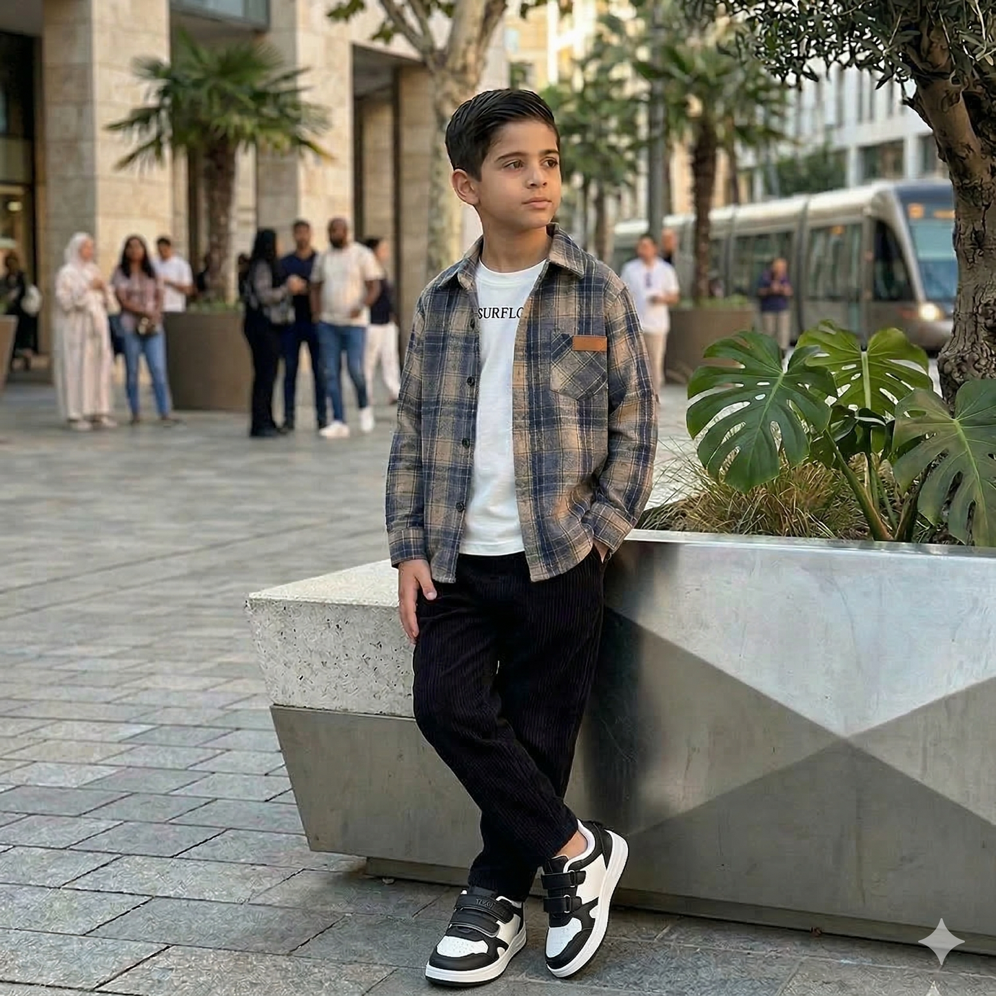 طقم ملابس للأولاد مكون من 3 قطع: قميص فلانيل كاروهات عصري، تيشيرت مطبوع عليه شعار SURFLO، وبنطال رياضي.