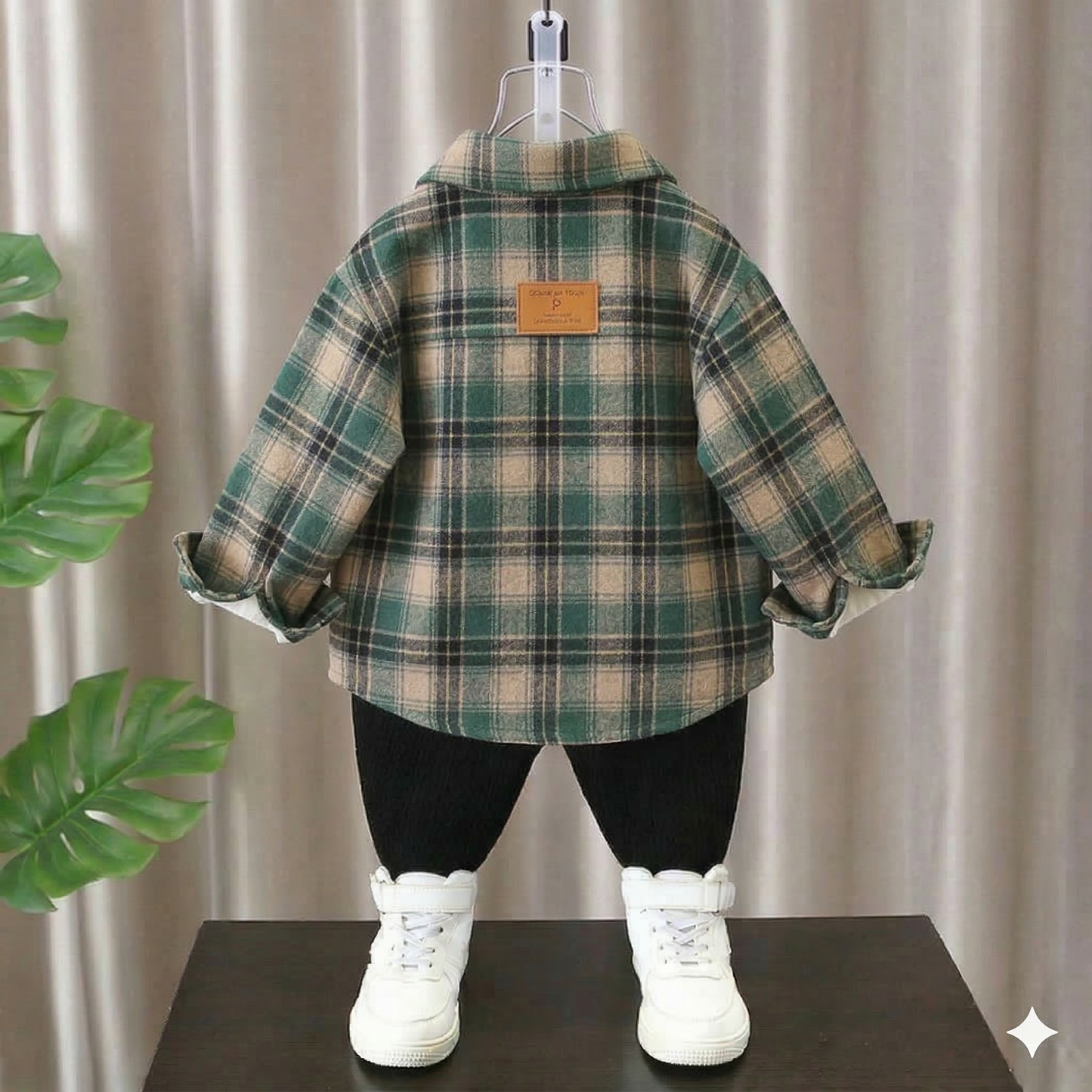 طقم ملابس للأولاد مكون من 3 قطع: قميص فلانيل كاروهات عصري، تيشيرت مطبوع عليه شعار SURFLO، وبنطال رياضي.