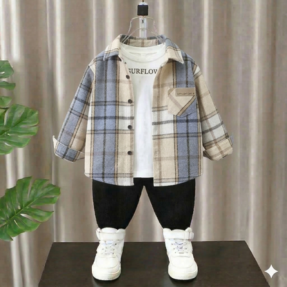 طقم ملابس للأولاد مكون من 3 قطع: قميص فلانيل كاروهات عصري، تيشيرت مطبوع عليه شعار SURFLO، وبنطال رياضي.
