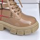 Bottines élégantes à carreaux pour fille avec fini brillant, laçage sur le devant, boucle décorative et semelle épaisse