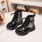 Bottines élégantes à carreaux pour fille avec fini brillant, laçage sur le devant, boucle décorative et semelle épaisse