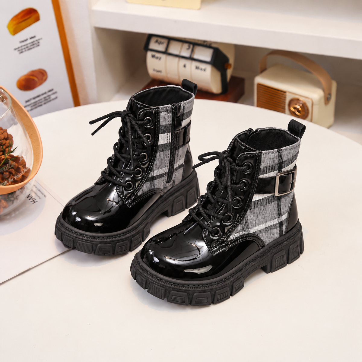 Bottines élégantes à carreaux pour fille avec fini brillant, laçage sur le devant, boucle décorative et semelle épaisse