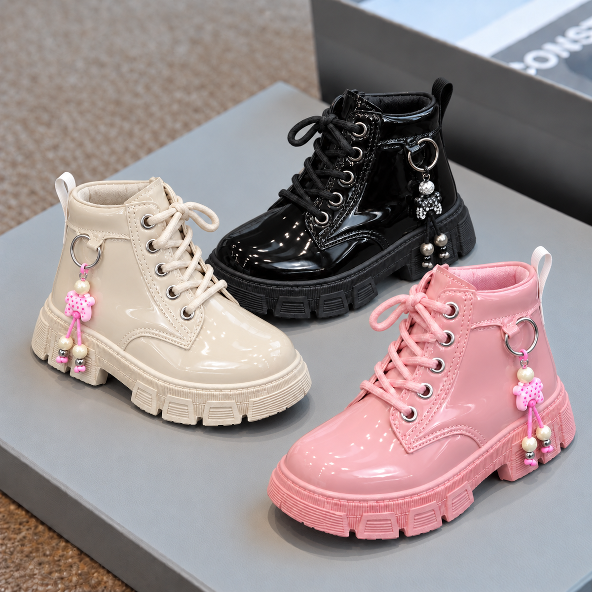 Bottines à lacets vernies pour fille avec breloques perlées et semelles épaisses