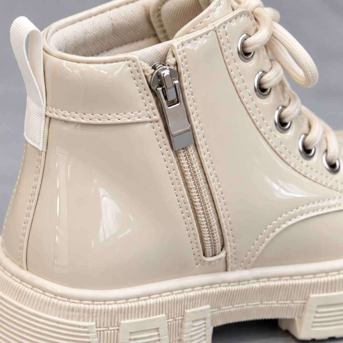 Bottines à lacets vernies pour fille avec breloques perlées et semelles épaisses
